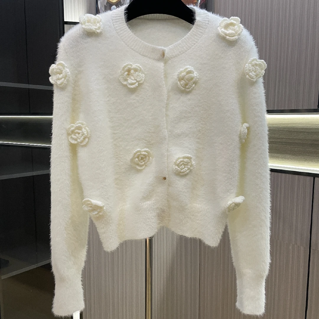 <猪猪出品>秋上新气质网红白色时尚秋冬名媛圆领花朵针织开衫