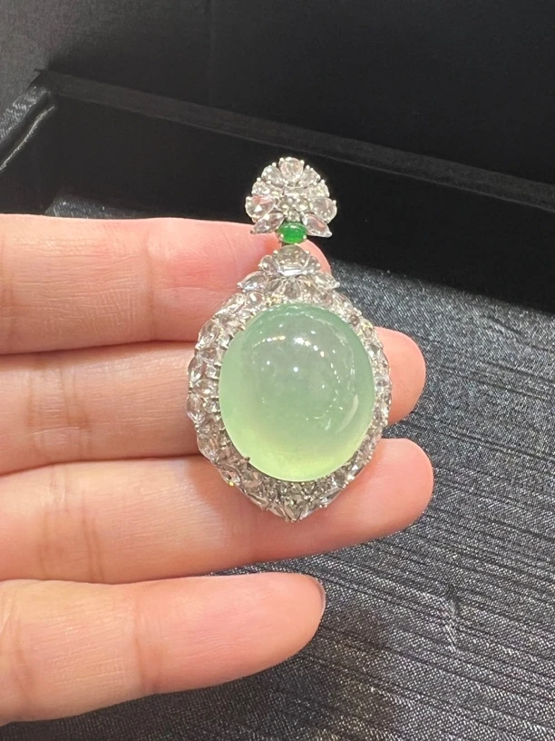 缅甸翡翠吊坠,高冰晴水底鸽子蛋吊坠,豪华镶嵌,高贵优雅大方满钻
