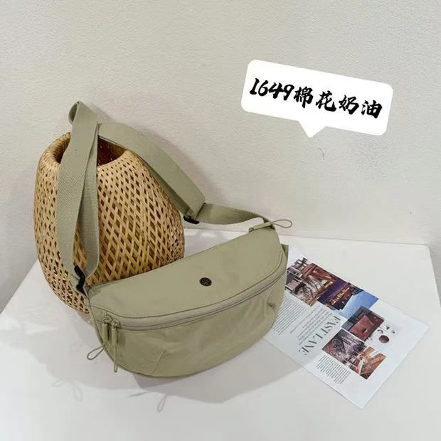 大容量休闲包斜挎包单肩饺子包泡芙防水面料简约休闲百搭包包