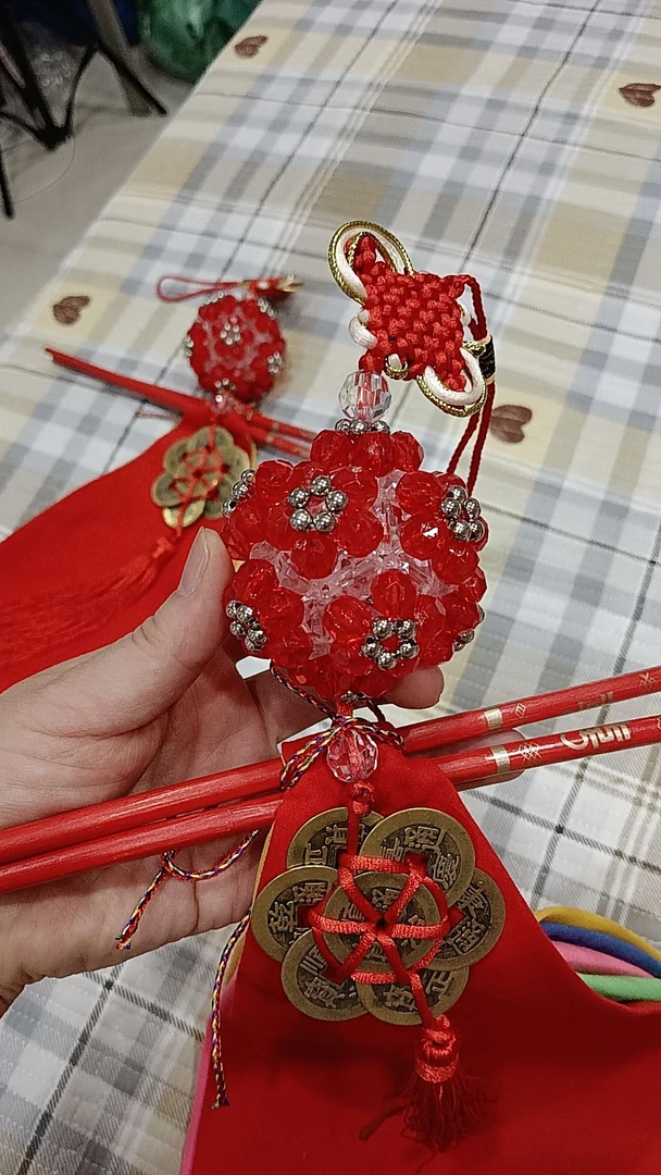 上梁五彩布挂件(团团圆圆手工绣球挂件)