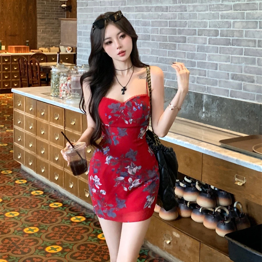 复古红色印花吊带连衣裙女装夏季修身辣妹短裙显身材收腰包臀裙子