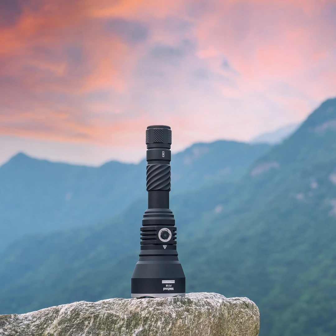 Weltool卫途 F11R USB-C充电远射手电筒，2100流明1332米照射距离