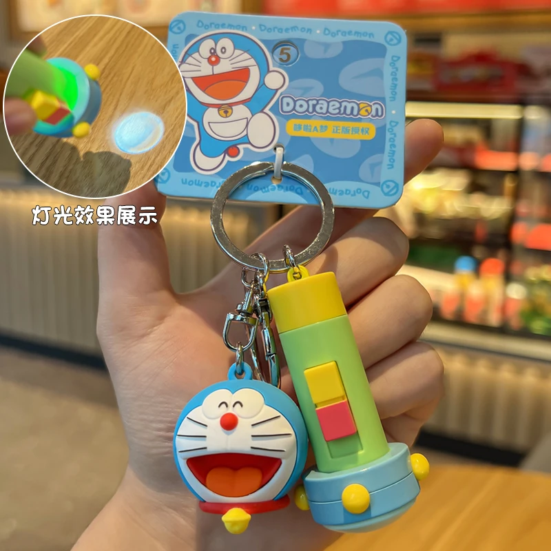 正版机器猫汽车钥匙扣卡通可爱哆啦a梦手电筒高端带灯书包挂件女