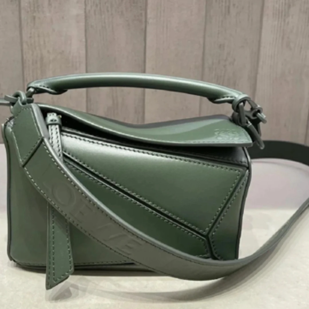 95新 LOEWE/罗意威 罗意威新款复古绿几何11.6包展