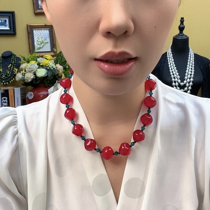 琉璃颈饰红色异形琉璃