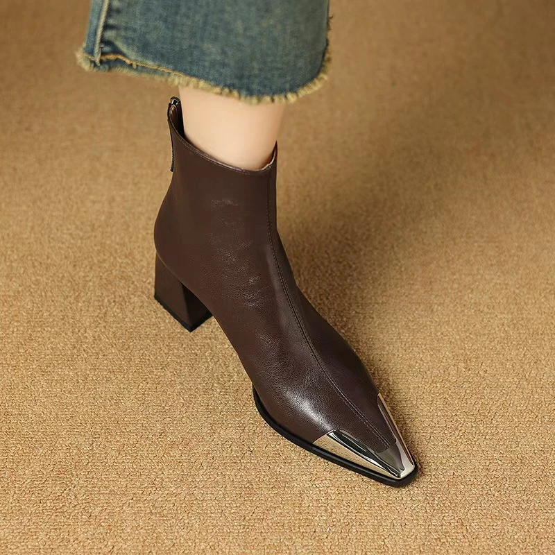 欧美复古风金属尖头气质短靴2024冬季新款后拉链时尚粗跟骑士皮靴