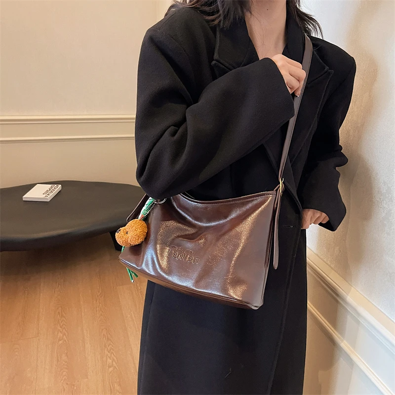 女士安可拉红色包包女大容量2025新款秋冬休闲可斜挎高级感百搭包