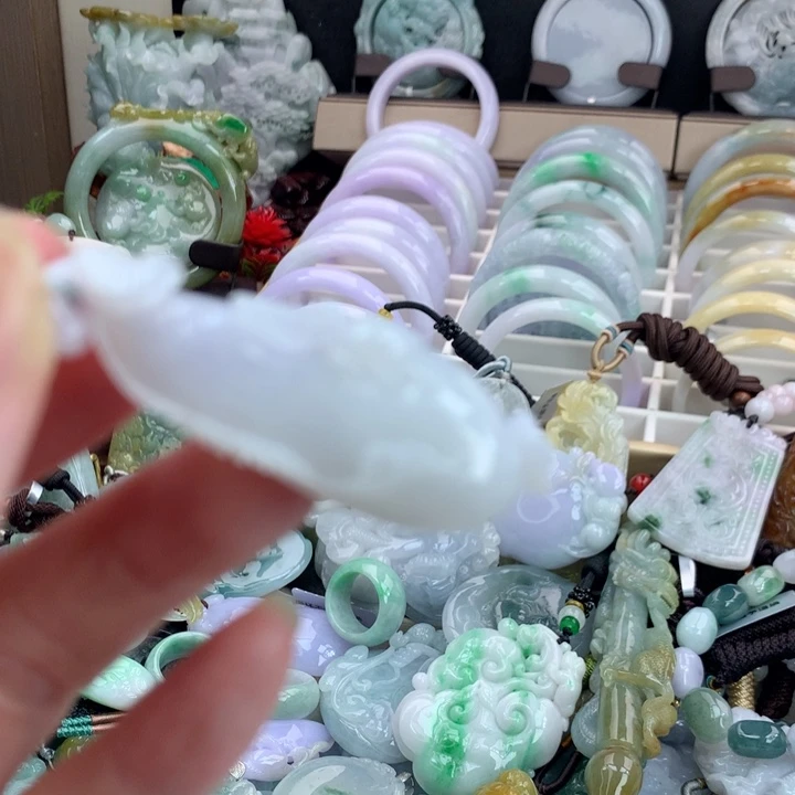 翡翠颈饰未镶嵌吊坠
