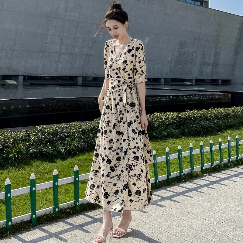 碎花连衣裙女夏2025新款法式复古长裙收腰显瘦v领气质大摆裙1062