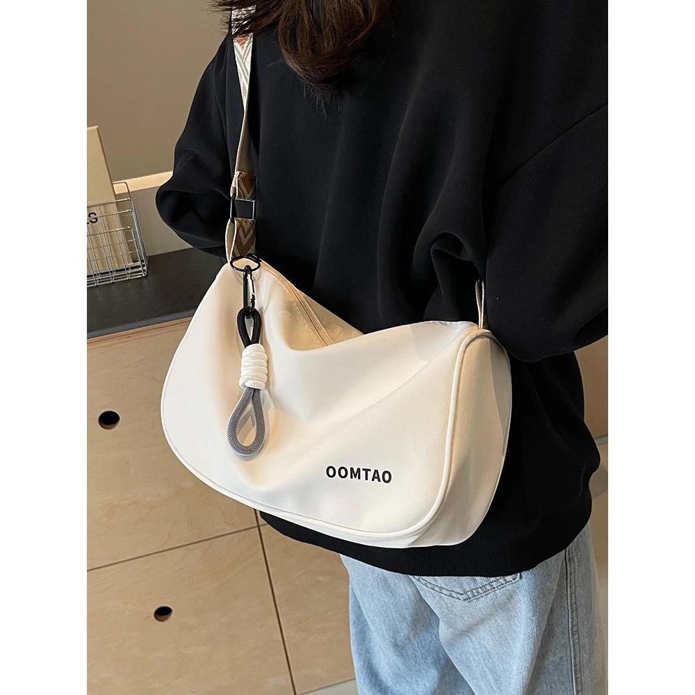 今年流行波士顿包包女大容量2024新款时尚帆布百搭宽带斜挎枕头包