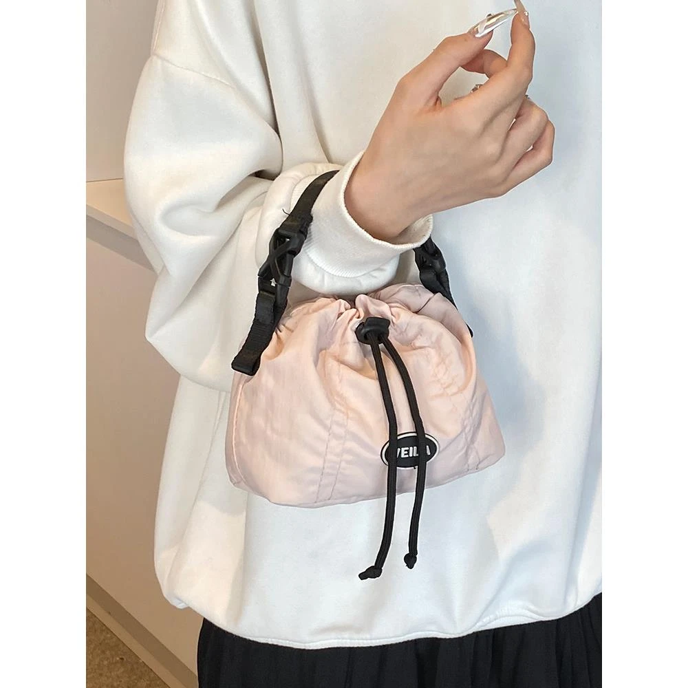 小众设计包包女夏季2024新款时尚斜挎布包今年流行爆款褶皱水桶包