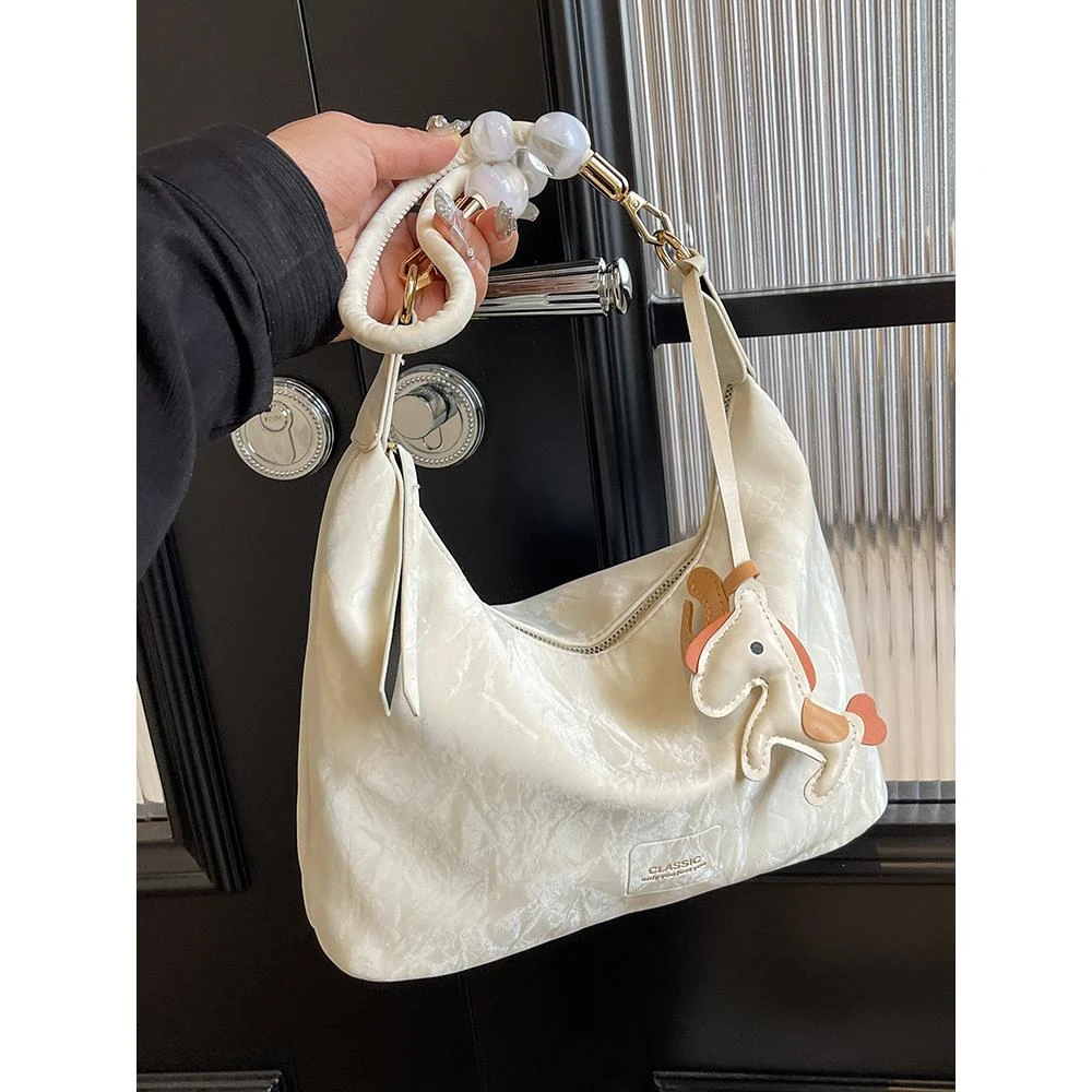 银色包包女大容量2024新款休闲时尚小众设计单肩斜挎包通勤饺子包