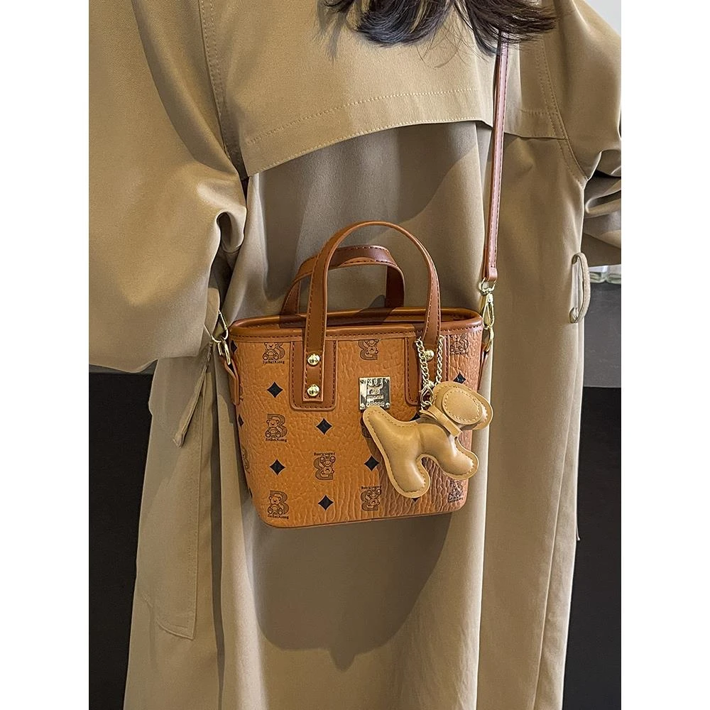 今年流行爆款包包女秋冬季百搭2024新款时尚斜挎包女士手提水桶包