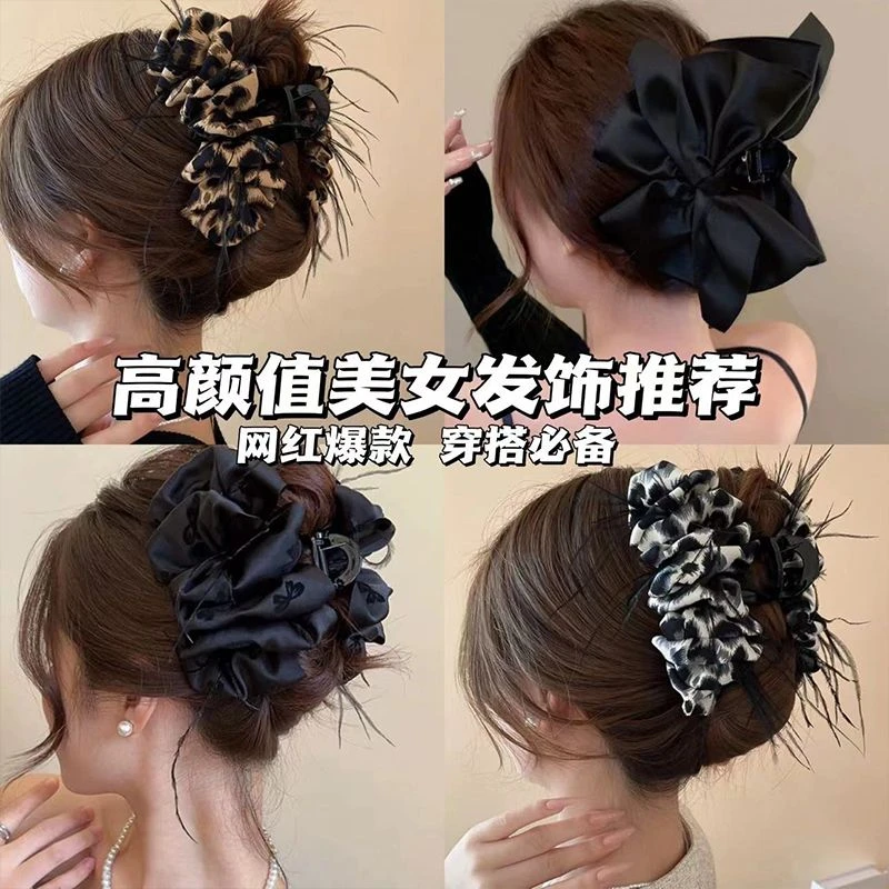 豹纹羽毛多层次蝴蝶结褶皱发抓女2024新款高端鲨鱼夹气质大号发饰