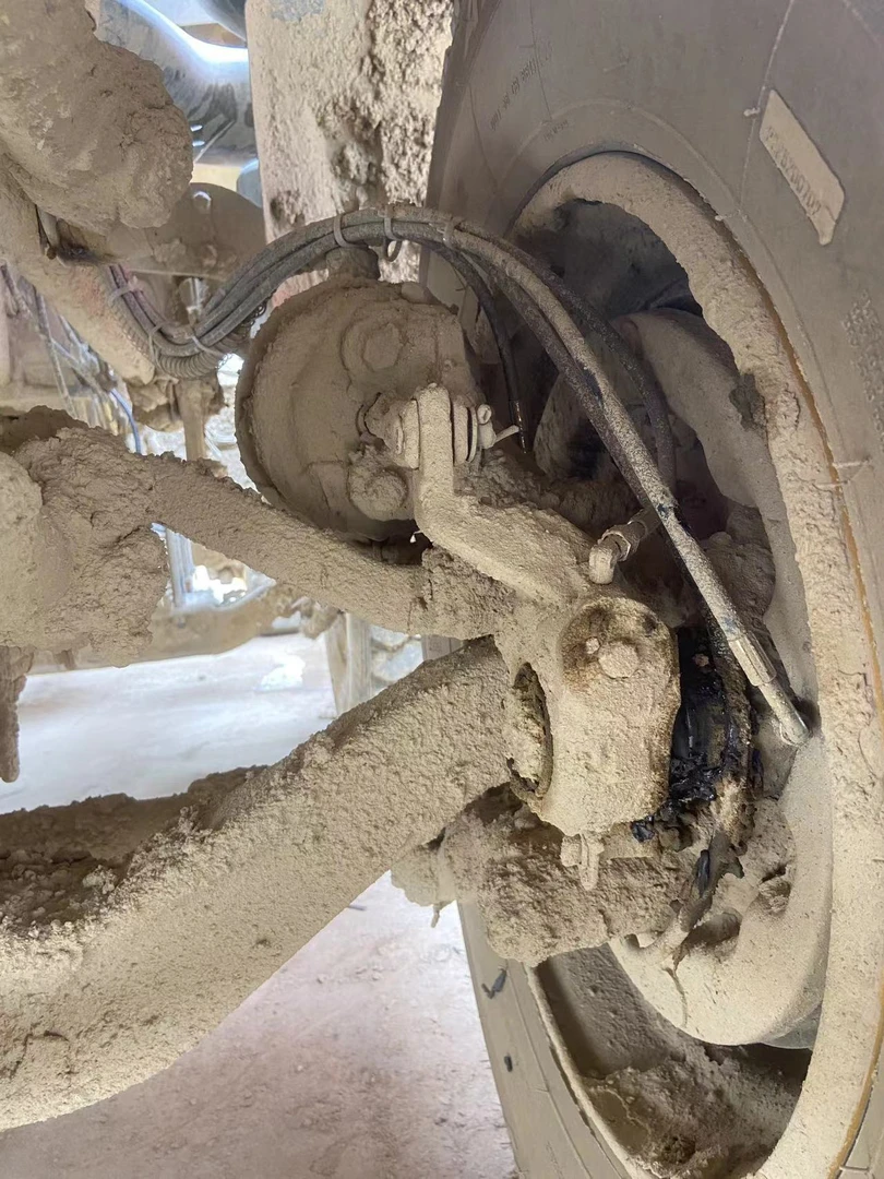 后八轮三桥车型安装前边立轴，弓轴，刹车的左右共计14根管子全套的