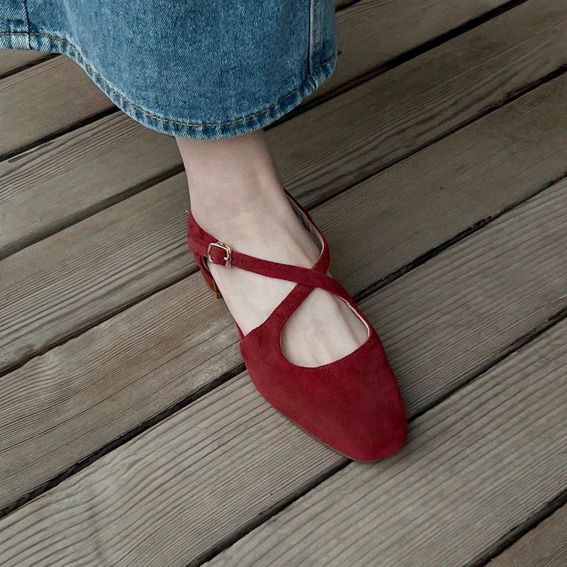 林印象一字带女鞋2025春夏新款交叉绑带文艺复古红色凉鞋女