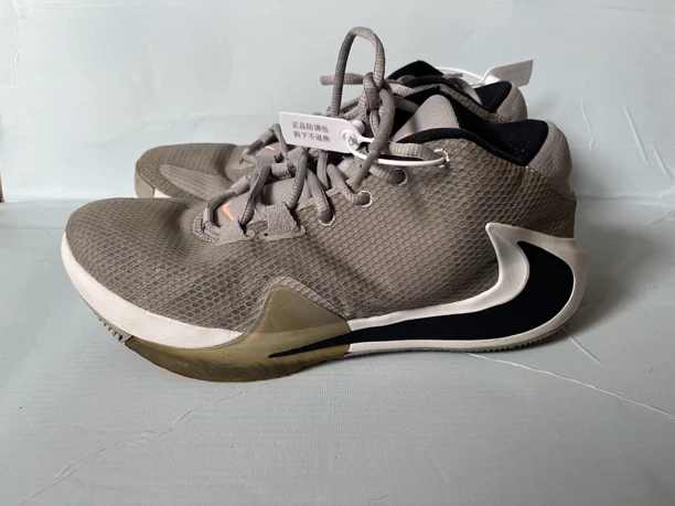 42.5码 耐克低帮篮球鞋 Nike Freak 1 男款灰色 公价1299