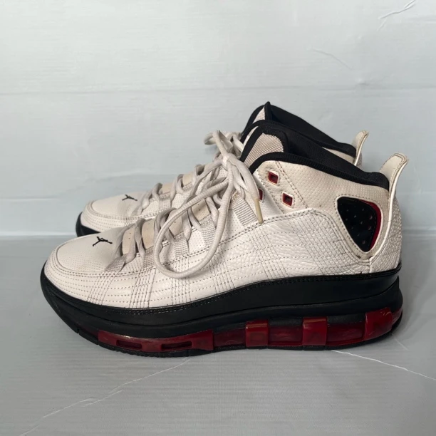 42码 耐克高帮篮球鞋 Nike Air 男款黑白红