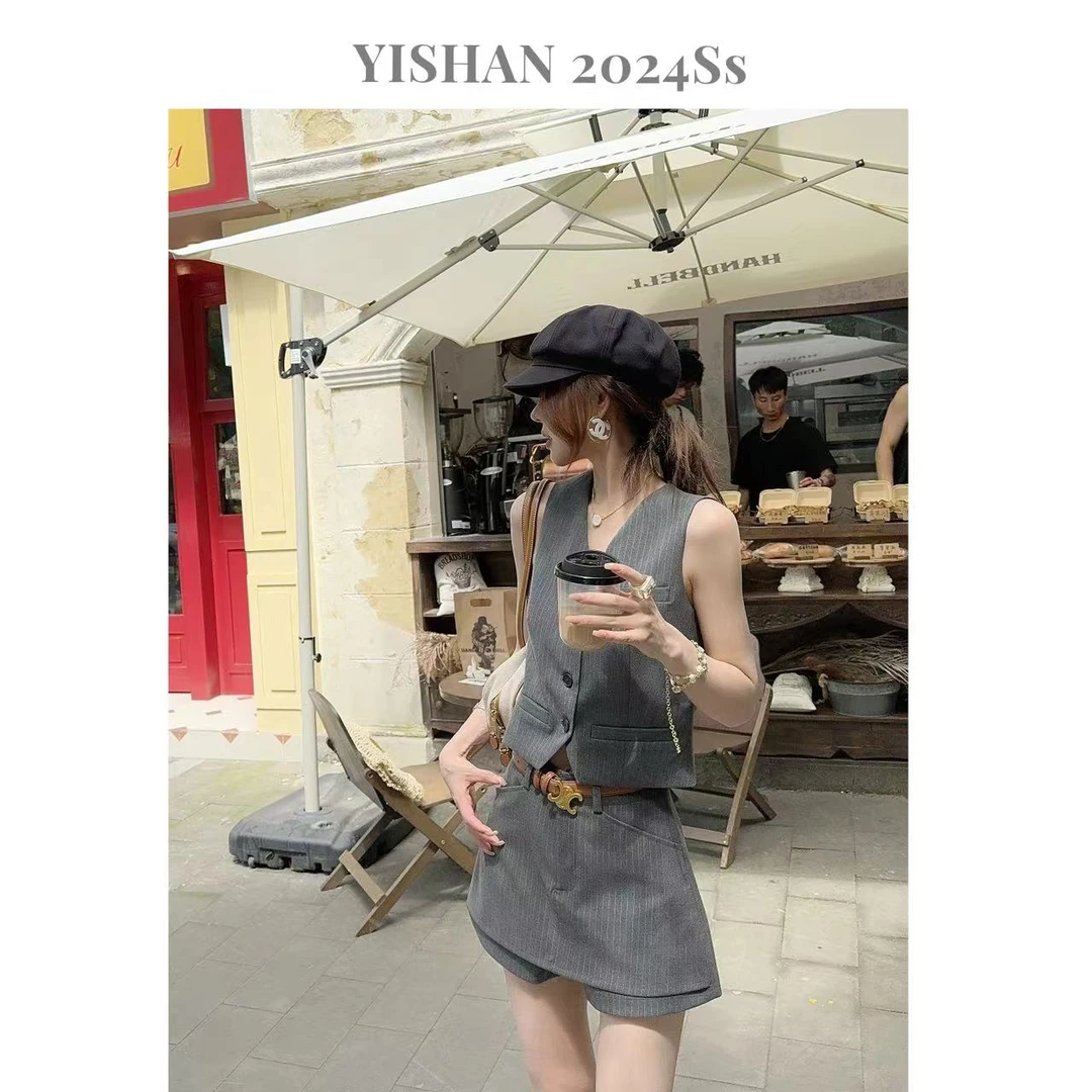 SG /杨依姗SS老钱风竖条纹挂脖马甲+不规则裙裤两件套TZ-20241609