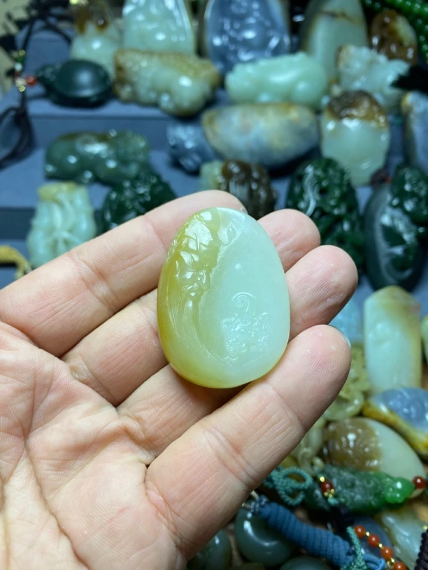 和田玉俏色关公吊坠