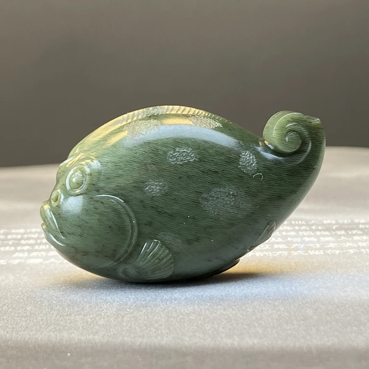 新疆和田玉沙枣青鲑鱼富贵有余挂件吊坠手工精美雕刻精雕俏色巧雕