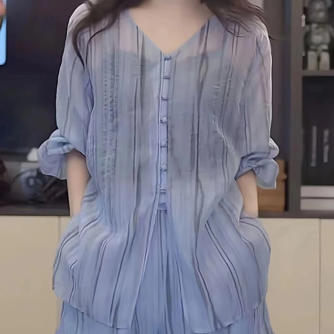 夏季2024显瘦高档轻奢V领蓝色条纹排扣上衣+松紧腰短裤套装