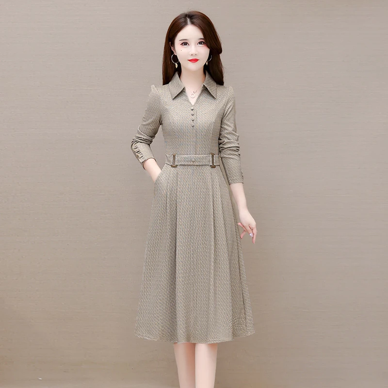 赫本风咖色连衣裙2024春季新款高贵上档次女装收腰显瘦中长款裙子