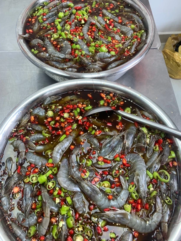 生呛虾一桶，生呛蟹一桶（一桶一斤）