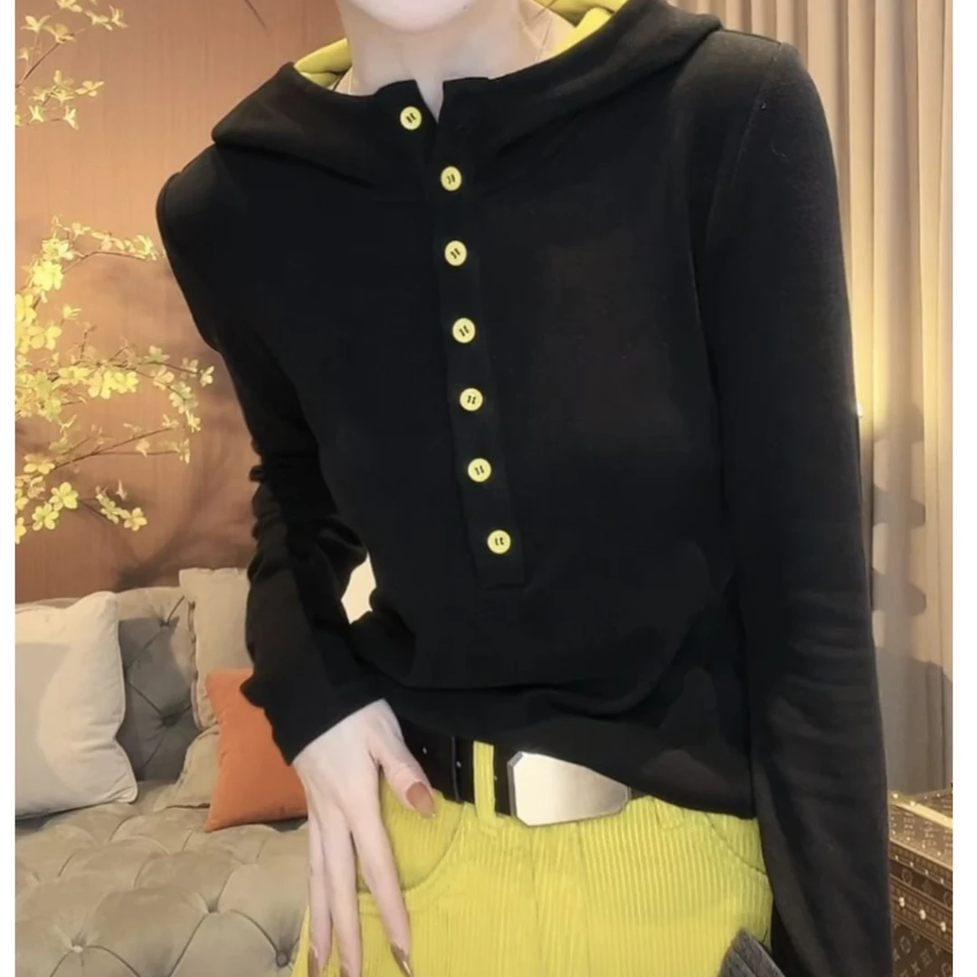 时尚简约洋气百搭单排扣2025秋季新款连帽长袖设计感小众卫衣上衣