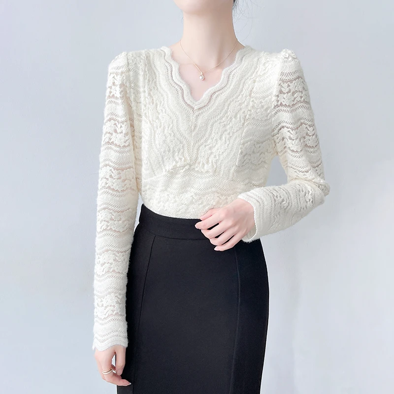 Q465钩花蕾丝加绒打底衫女秋冬内搭洋气小衫修身显瘦百搭V领上衣