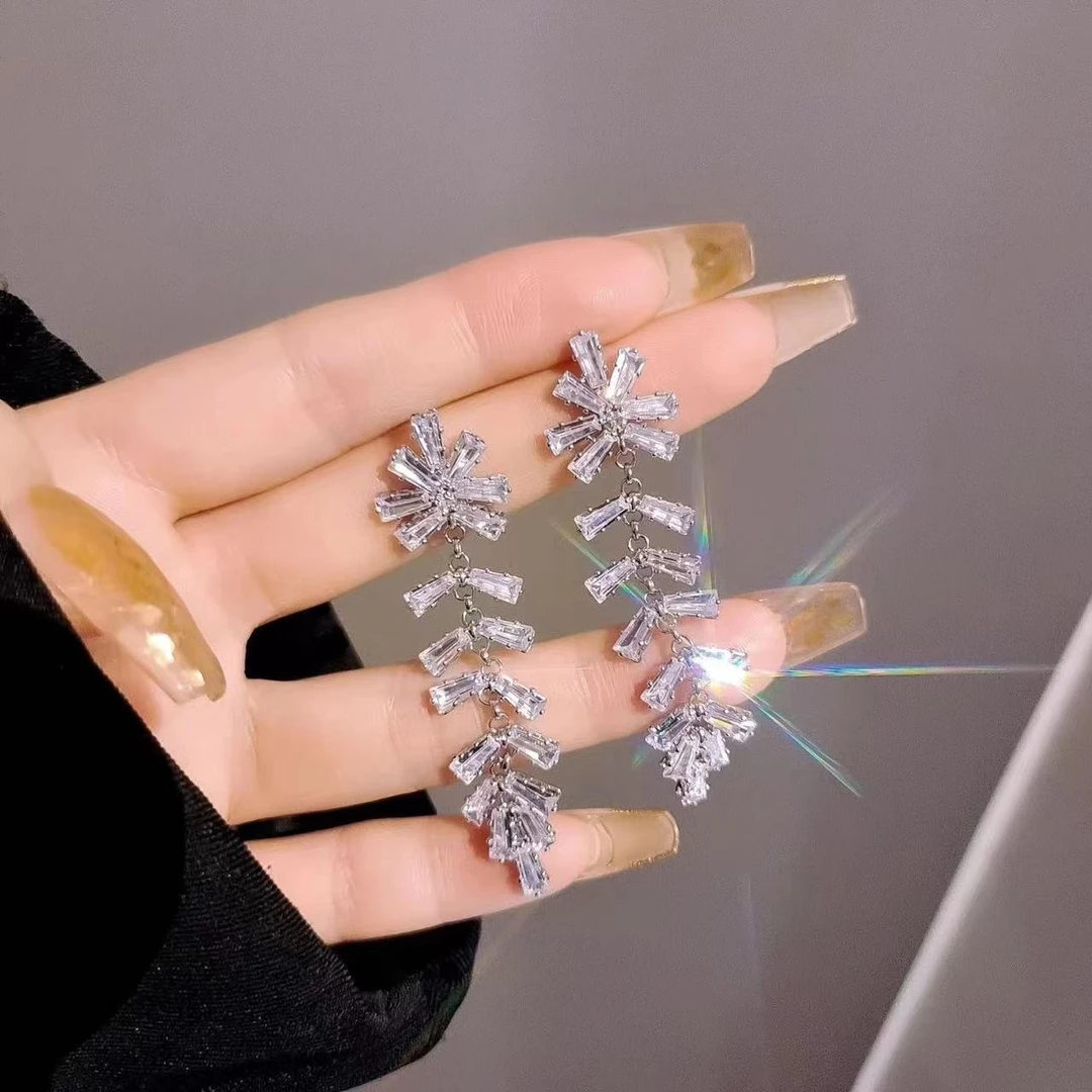 铜合金合成锆石耳饰 锆石镶钻爱心流苏气质设计感高级大气款H0094