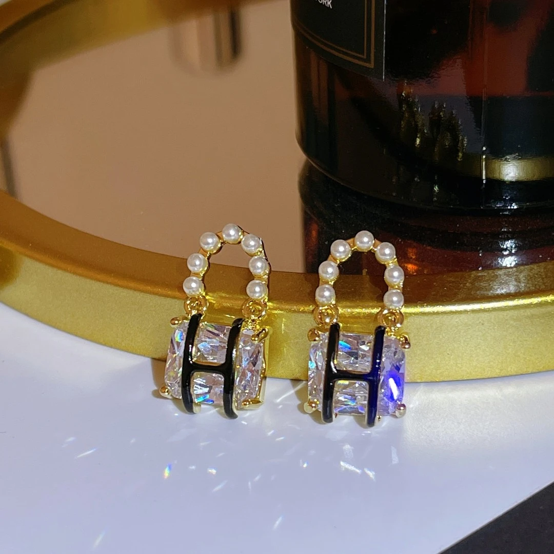 铜合金合成锆石耳饰 小香风气质高级字母手提包个性时尚款H0025