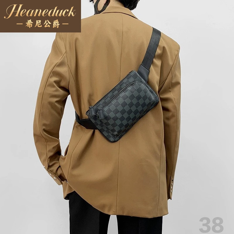 高档品牌斜挎包男潮牌格子胸包休闲包包皮质单肩包男士手机小背包