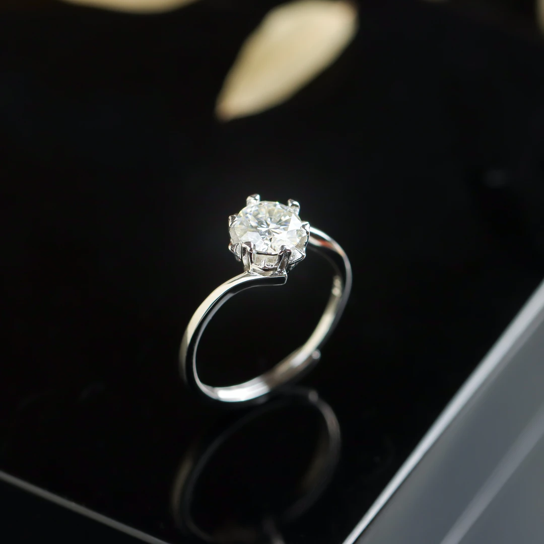 925银莫桑石戒指 S925银镶嵌莫桑石爪镶为爱加冕时尚女款戒指