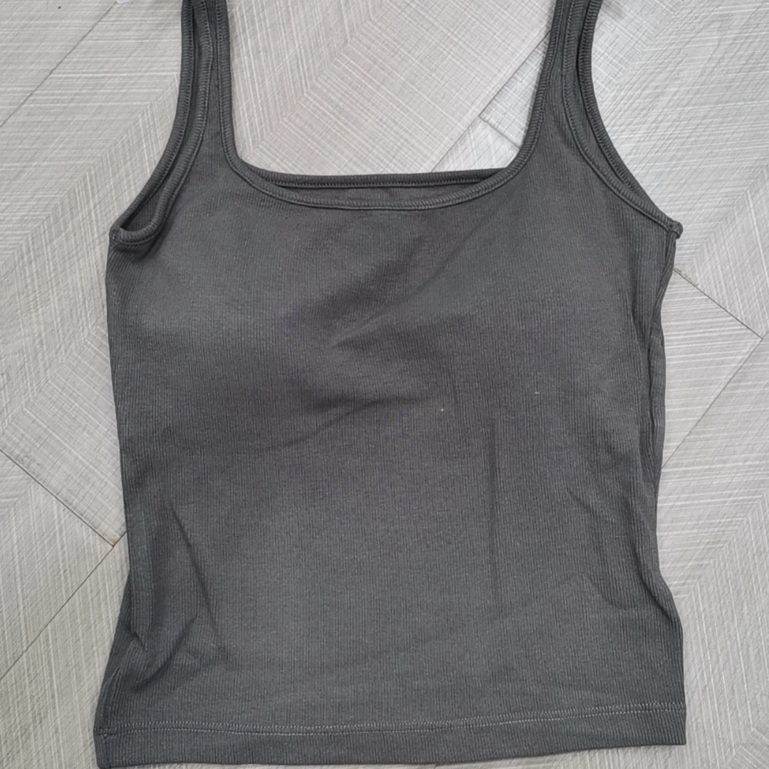 秋冬款女吊带自带胸垫时尚背心6699-1（均码90-145斤）