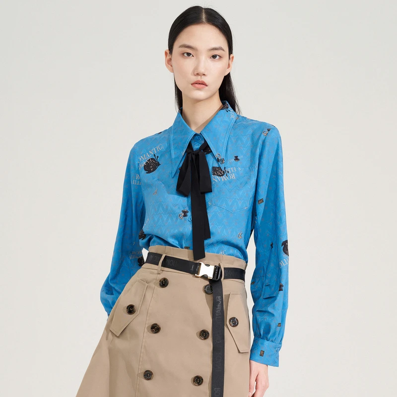 XG/雪歌蓝色时尚女士通勤印花衬衫字母经典XI321016B497衬衣