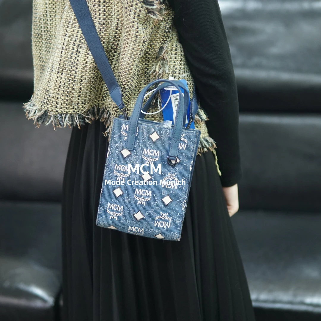95新 MCM 牛仔色斜挎手机包/SD09725097/5097