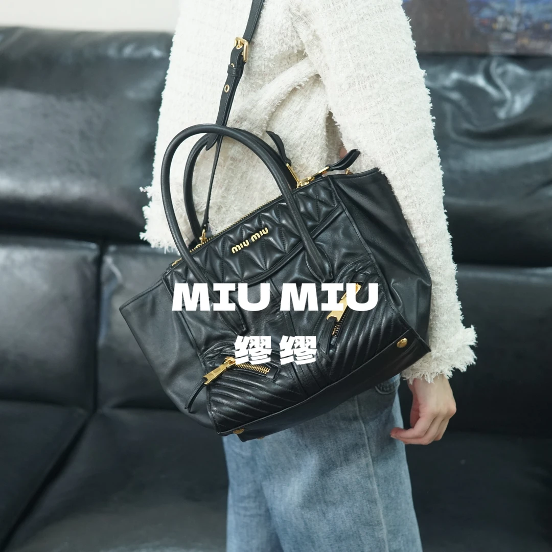 95新 MIU MIU/缪缪 miumiu/黑金斜挎包/HH09630019/0019