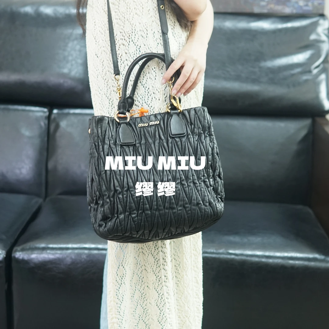 95新 MIU MIU/缪缪 miumiu/黑金褶皱单肩包/SG09708543/8543