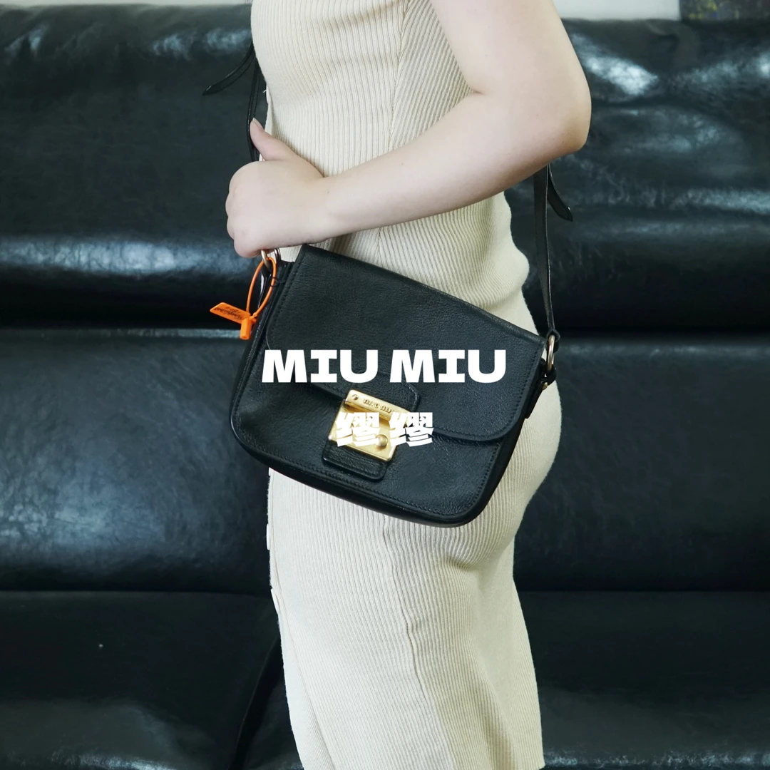 95新 MIU MIU/缪缪 黑皮斜挎包/FYNN08627049/7049