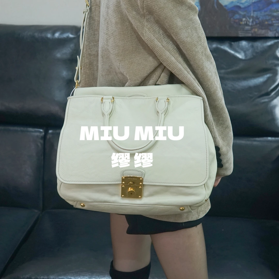 95新 MIU MIU/缪缪 miumiu/白色斜挎包/RX09720033/0033