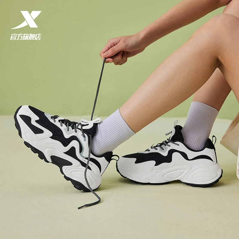 洄游丨特步休闲女鞋25春夏款舒适网面透气户外男运动鞋情侣老爹鞋