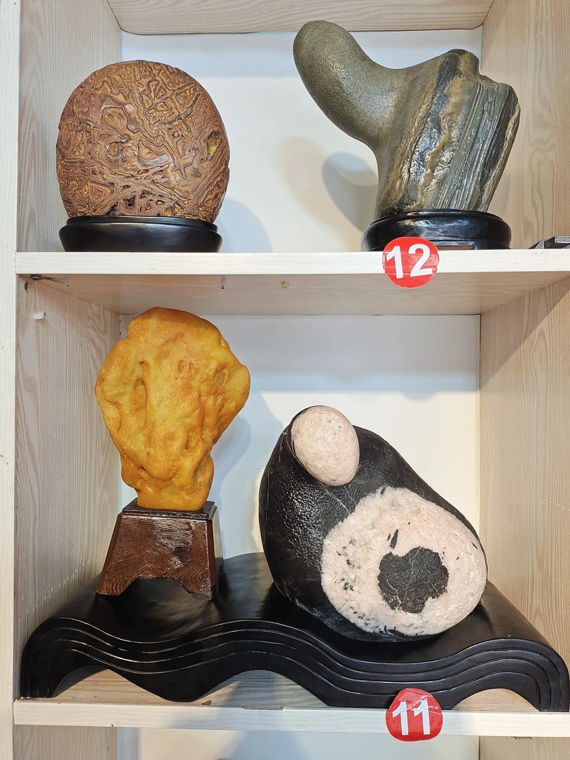 工艺美术品及收藏品零售，一物一拍。原石摆件