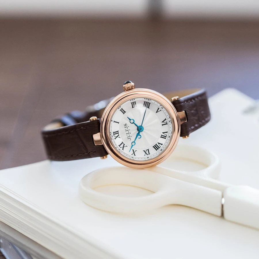 聚利时新款复古典雅小众圆形手表小巧真皮表带棕色学生女士表1480