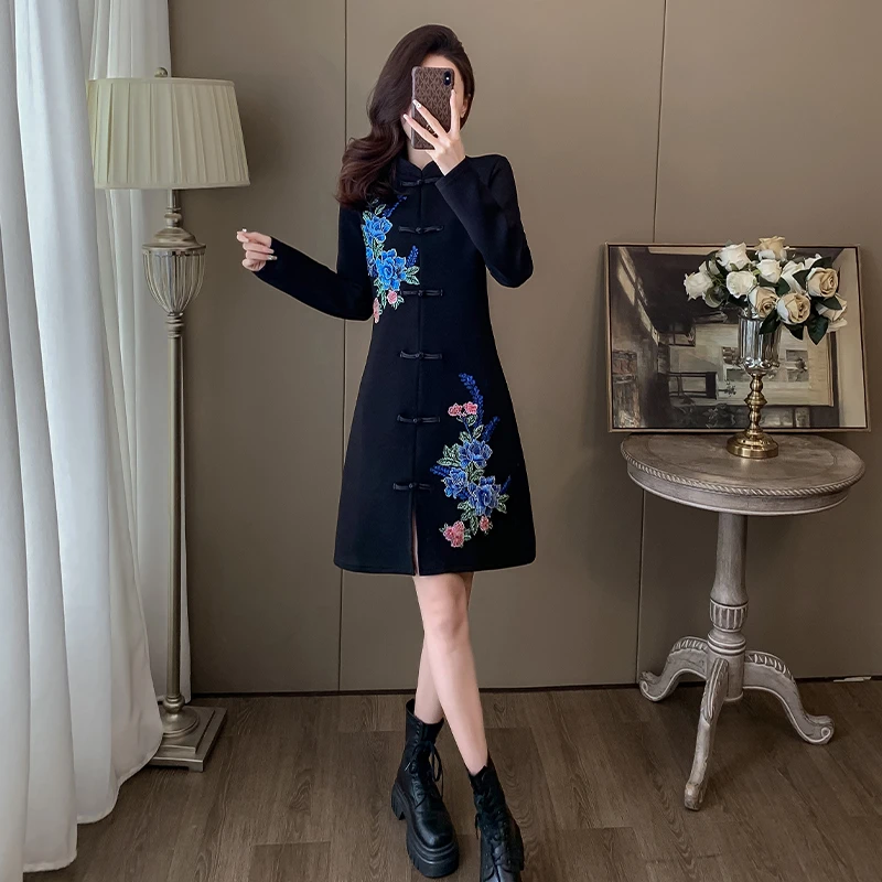 新中式国风刺绣连衣裙女春季2024新款高级感气质减龄流行黑色裙子