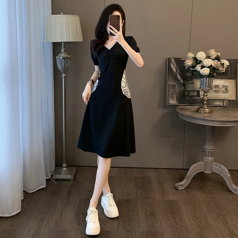 轻奢高级感短袖连衣裙女2024夏新款气质黑色v领修身收腰包臀长裙