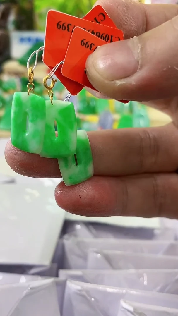 【闪购商品】翡翠颈饰18K金镶嵌多样性发货其中一件