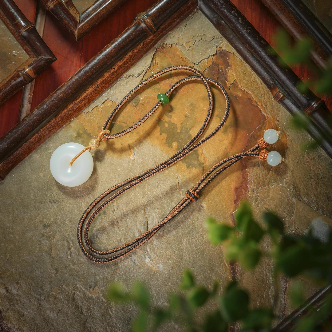 亚云·传世级和田玉山流水料18K白玉平安扣项链AD1356约25.6*9.6mm