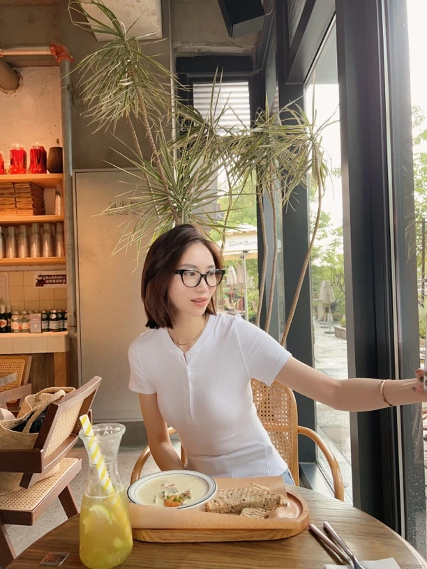 晓夏自制“暴瘦短袖Tee”亨利领显瘦超弹力！柔软舒适修身短袖T恤