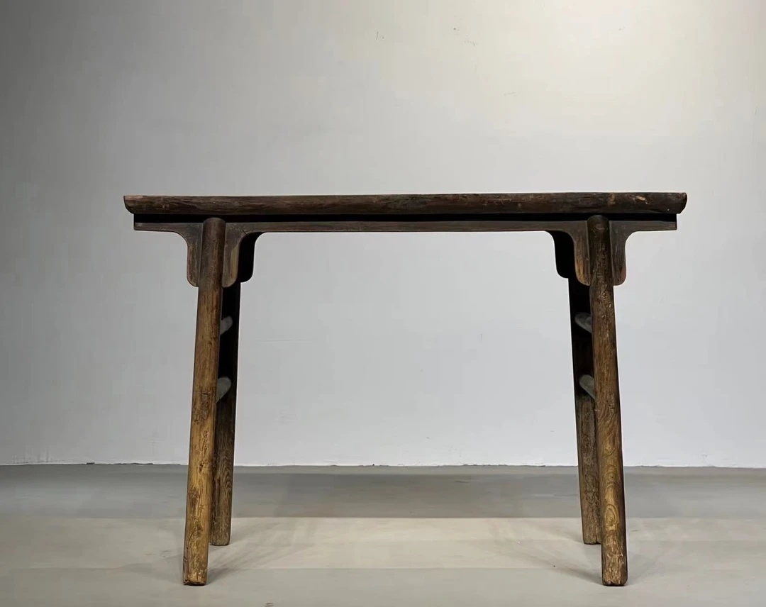 榆木条案，小巧玲珑，别致。